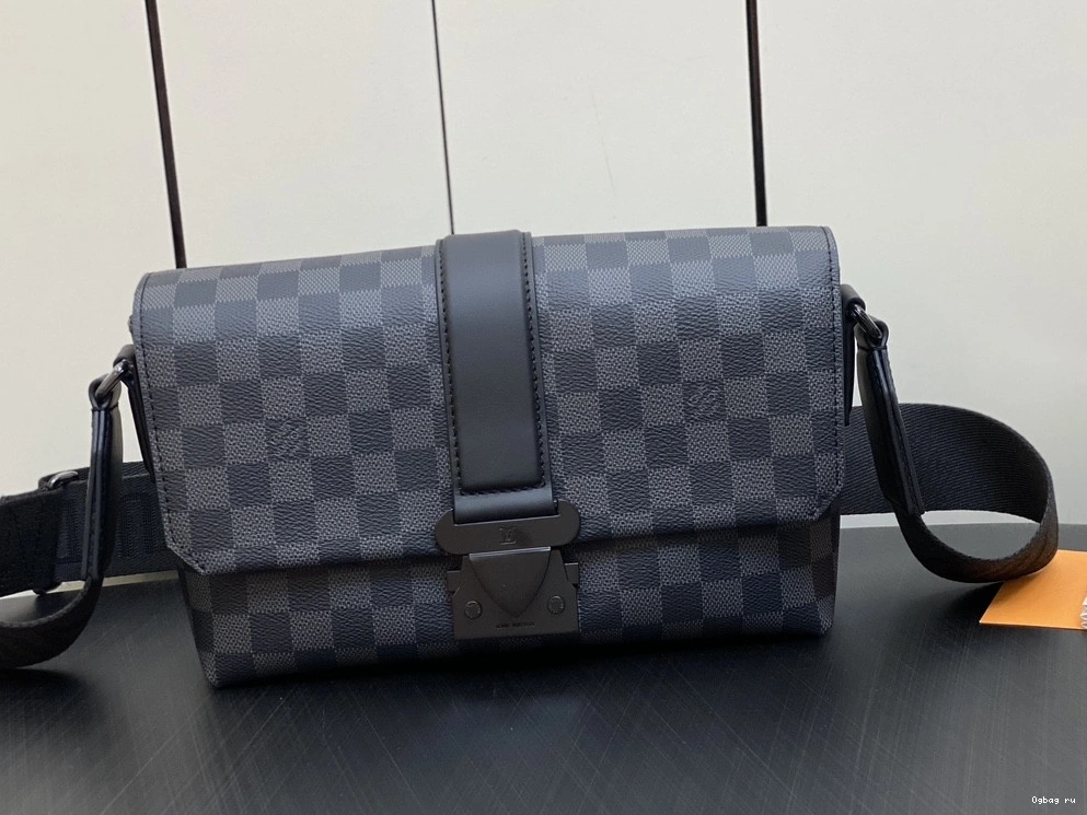 LOUIS S-Cape VUITTON Messenger 0822